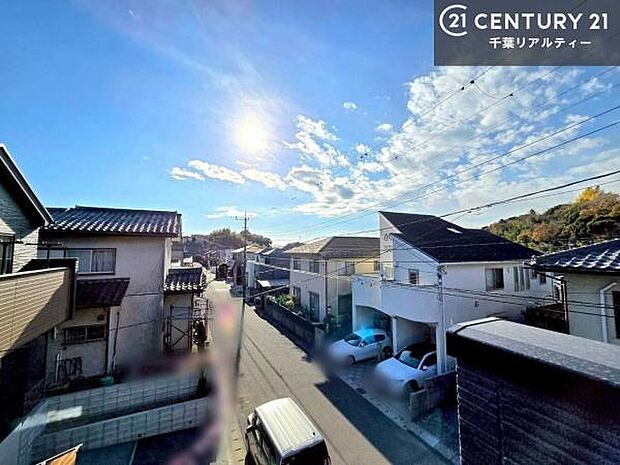 落ち着きある住宅街です!周囲には高い建物がなく、空が広く開放感があり、陽当たりを大きく遮られることもありません!気持ちの良い風が通り抜ける街並みです!