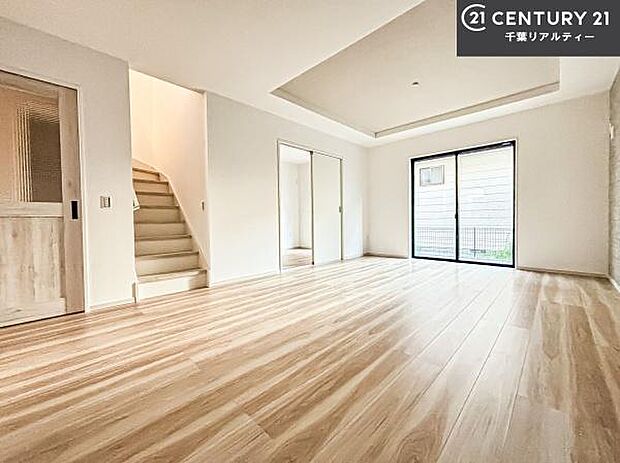 開放感のある広々LDK！ソファーやダイニングテーブルを置いても窮屈にならないので快適に過ごせます！コミュニケーションが取りやすいリビングです！