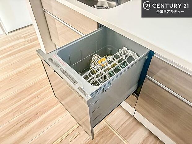 食洗機付き！忙しい時や冬場は手荒れ防止として大活躍します！ビルトイン仕様なので、場所も取らず調理スペースも広く使えて手際よく作業が出来ます！