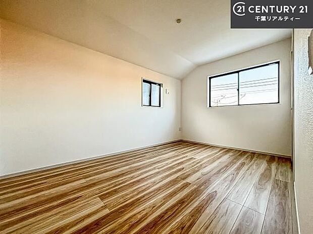 掃き出し窓がないお部屋は、お子様のお部屋としても安心です！収納スペースも充実しているので散らかったお部屋をサッと片付けられます！