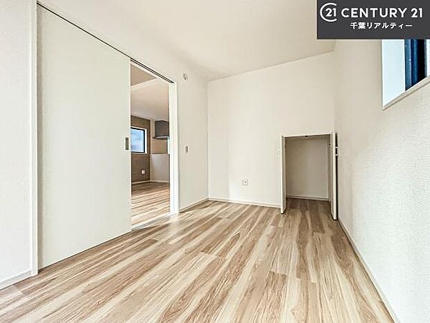 シンプルにデザインされているため、家具を選びません！お気に入りの家具を置いてくつろげる空間を作ることができます。