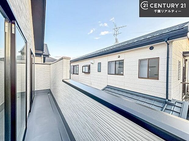 落ち着きある住宅街、周囲には高い建物がなく、緑が多く空が広く開放感があり、陽当りを大きく遮られることもありません。気持ちの良い風が通り抜ける街並みです。