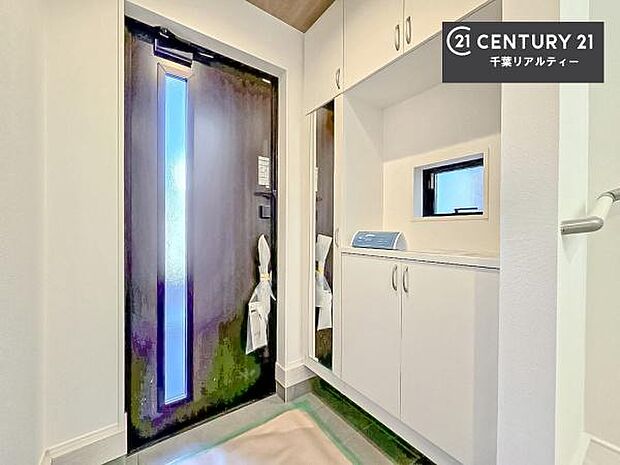 シューズボックス付きなので、玄関が片付きお掃除がしやすいです！スッキリした玄関で戸を開けた瞬間、清潔感のある心地いい空間が出迎えてくれます。