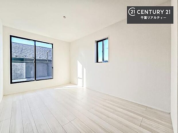 バルコニーに面している洋室です。明るく温もりがあり、換気もしっかりできます！朝起きて、外に出て背伸びをしつつ深呼吸をし良い朝を迎え入れることができます。