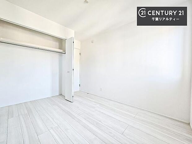 収納スペースを完備しており、衣類やおもちゃ、学用品などをすっきり整理できます。お部屋を広く使えるため、快適で整った住空間を実現します。