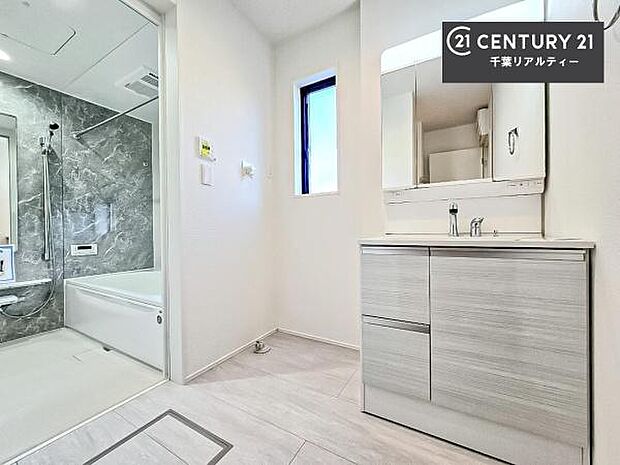 三面鏡仕様の洗面所は、身だしなみがしやすい造り！裏は収納になっています。ドライヤーやお化粧道具を片付けられるので洗面台周りをスッキリと見せることが出来ます！