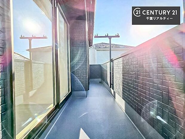 広々としたバルコニーで一日の始まりをスタート！お洗濯ものをたっぷり気持ちよく干せます！