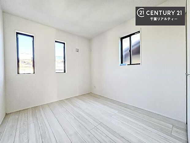 2面採光を確保した明るい室内は、風通しも良く、明るく大変居心地の良い空間となっております。リラックスして過ごせる心地の良いお部屋です！朝の目覚めがスッキリしますね！