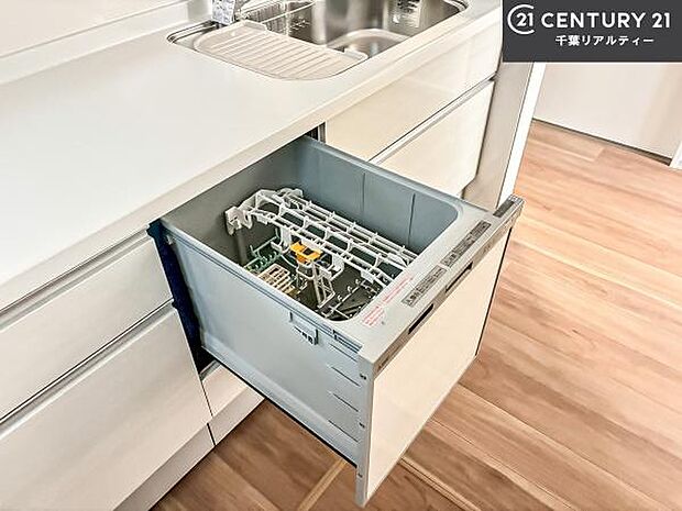 食洗機付き！忙しい時や冬場は手荒れ防止として大活躍します！ビルトイン仕様なので、場所も取らず調理スペースも広く使えて手際よく作業が出来ます！