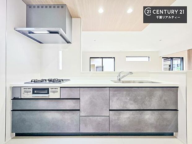 収納スペースが豊富で、調理スペースがスッキリと片付きひろ〜く活用できます！快適に作業ができます！毎日の料理が捗ります！