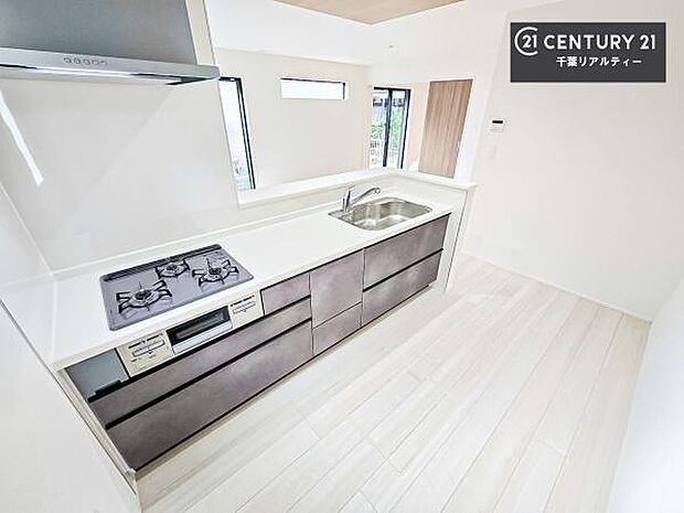 大人気の対面式システムキッチンを採用しています！ご家族のコミュニケーションが自然と増える設計です。お子様にも目が届くので嬉しいですね。広々使えて快適に作業が進みます。