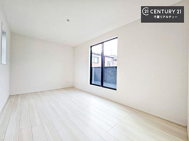 バルコニーに面している洋室です。明るく温もりがあり、換気もしっかりできます！朝起きて、外に出て背伸びをしつつ深呼吸をし良い朝を迎え入れることができます。