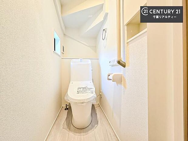 1・2階にトイレがございます！朝の忙しい時間帯も待たずにすみそうですね。白を基調とした清潔感のあるトイレでお手入れがしやすいです！