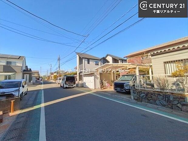 前面道路は5.9ｍ！陽当り良好な立地です。車庫入れが苦手な方も安心ですね。