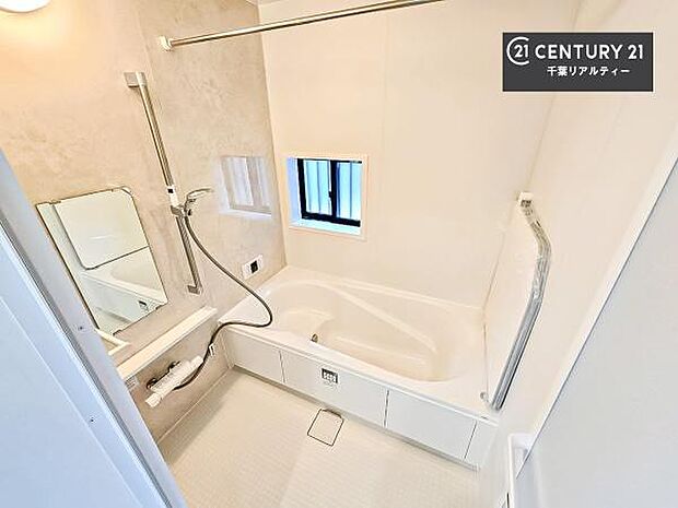 落ち着きある大人の雰囲気のバスルームは、味が出ていてバスタイムが充実！お仕事頑張っているご褒美にお好みの匂いの入浴剤を入れて、楽しんでみてはいかがでしょうか？