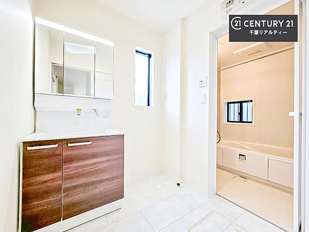 三面鏡仕様の洗面所は、身だしなみがしやすい造り！裏は収納になっています。ドライヤーやお化粧道具を片付けられるので洗面台周りをスッキリと見せることが出来ます！