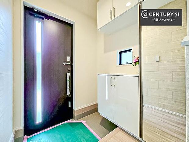 シューズボックス付きなので、玄関が片付きお掃除がしやすいです！スッキリした玄関で戸を開けた瞬間、清潔感のある心地いい空間が出迎えてくれます。