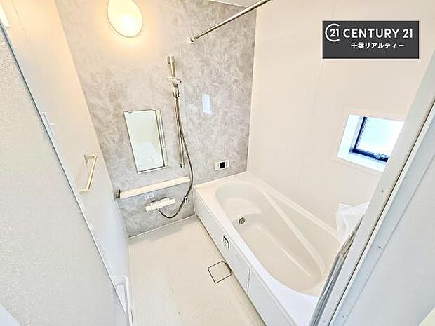 落ち着きある大人の雰囲気のバスルームは、味が出ていてバスタイムが充実！お仕事頑張っているご褒美にお好みの匂いの入浴剤を入れて、楽しんでみてはいかがでしょうか？