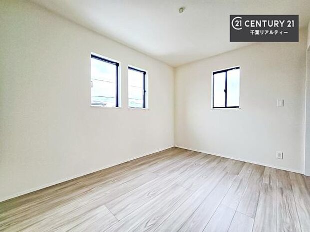 2面採光を確保した明るい室内は、風通しも良く、明るく大変居心地の良い空間となっております。リラックスして過ごせる心地の良いお部屋です！朝の目覚めがスッキリしますね！