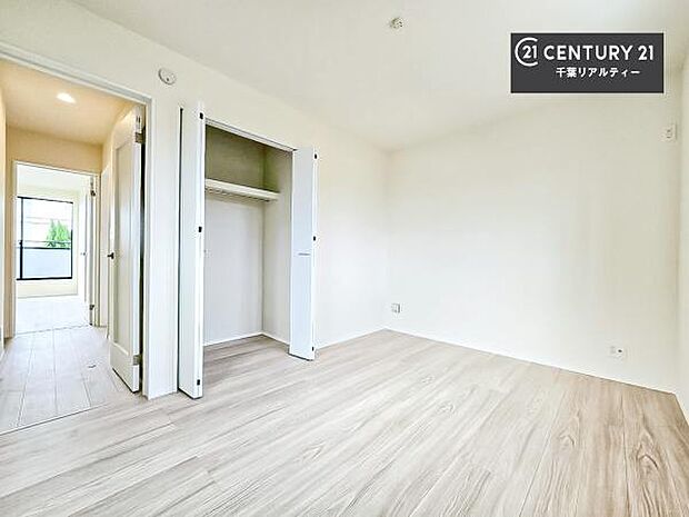 収納スペースがついています！居室をスッキリ整頓する事ができますね。家具を選ばないシンプルなデザインの為、家具を選ばずお気に入りの空間作りができそうですね。