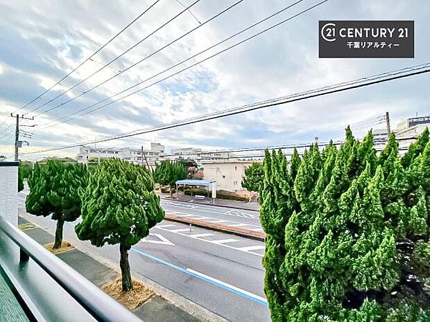 落ち着きある住宅街です！周囲には高い建物がなく、空が広く開放感があり、陽当たりを大きく遮られることもありません！気持ちの良い風が通り抜ける街並みです！