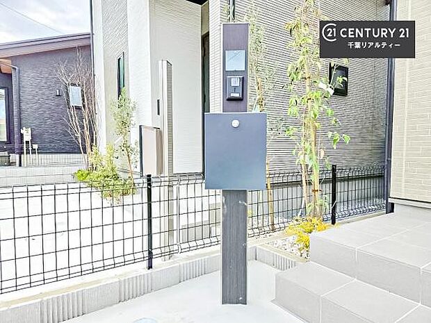 郵便ポスト付きで不在時でも荷物が受け取れてとっても便利！家にいなきゃいけないストレス回避！再配達の手間が省けます！