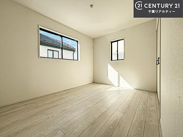 2面採光を確保した明るい室内は、風通しも良く、明るく大変居心地の良い空間となっております。リラックスして過ごせる心地の良いお部屋です！朝の目覚めがスッキリしますね！