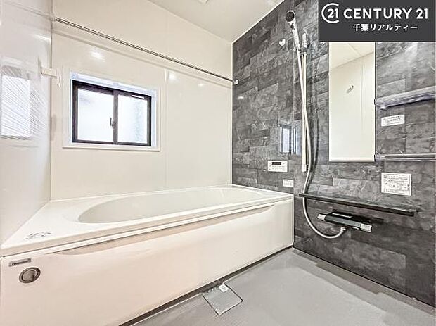 落ち着きある大人の雰囲気のバスルームは、味が出ていてバスタイムが充実！お仕事頑張っているご褒美にお好みの匂いの入浴剤を入れて、楽しんでみてはいかがでしょうか？