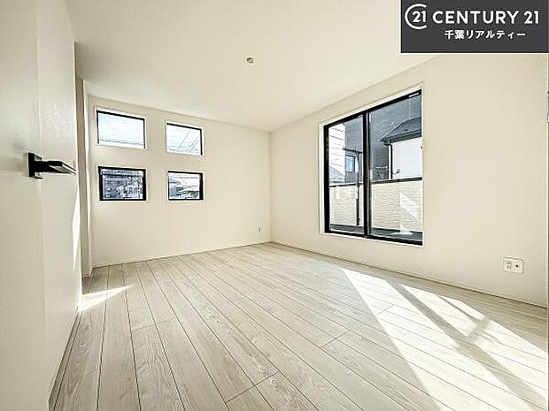 バルコニーに面している洋室です。明るく温もりがあり、換気もしっかりできます！朝起きて、外に出て背伸びをしつつ深呼吸をし良い朝を迎え入れることができます。