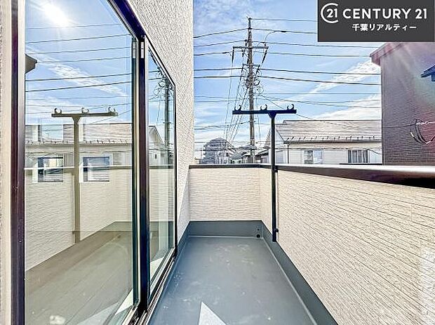 落ち着きある住宅街です！周囲には高い建物がなく、空が広く開放感があり、陽当たりを大きく遮られることもありません！気持ちの良い風が通り抜ける街並みです！