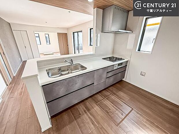 大人気の対面式システムキッチンを採用しています！ご家族のコミュニケーションが自然と増える設計です。お子様にも目が届くので嬉しいですね！広々使えて快適に作業が進みます。