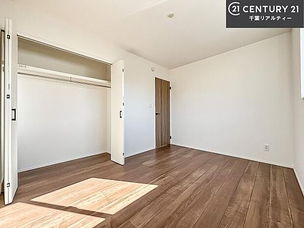 優しい光が差し込む洋室は、朝の目覚めも気持ちが良さそうですね。おうち時間もゆったりと過ごすことができます。優しい色合いのフローリングがどんな家具にもマッチします！