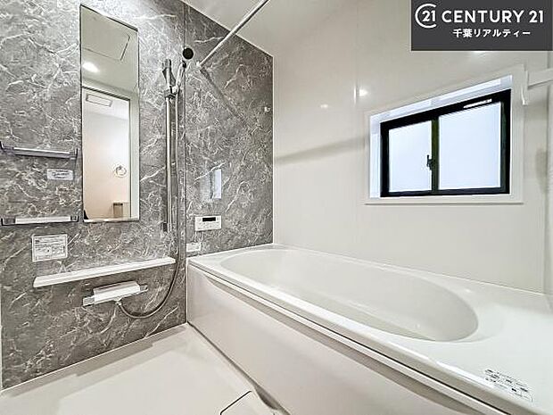 落ち着きある大人の雰囲気のバスルームは、味が出ていてバスタイムが充実！お仕事頑張っているご褒美にお好みの匂いの入浴剤を入れて、楽しんでみてはいかがでしょうか？