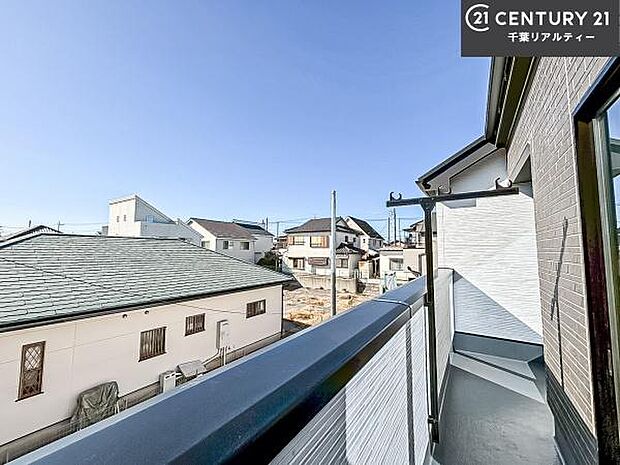 陽当たりの良いバルコニーで、お洗濯物もよく乾きそうですね！お天気の良い日にはバルコニーへ出てリフレッシュするのも気持ちよさそうです。