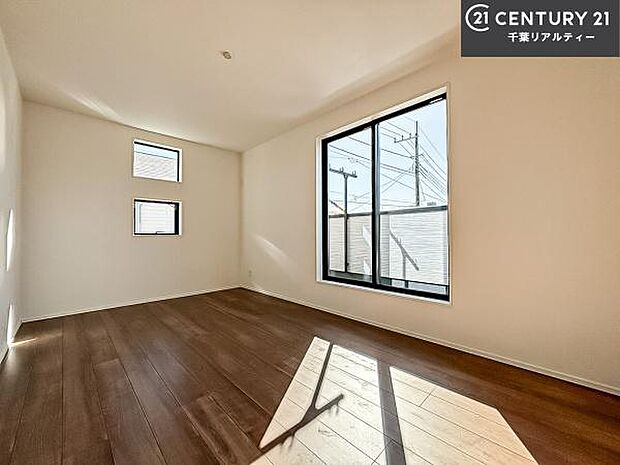 バルコニーに面している洋室です。明るく温もりがあり、換気もしっかりできます！朝起きて、外に出て背伸びをしつつ深呼吸をし良い朝を迎え入れることができます。