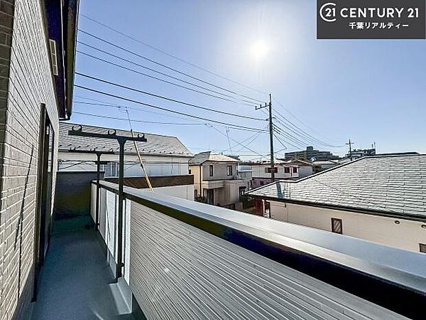 落ち着きある住宅街です！周囲には高い建物がなく、空が広く開放感があり、陽当たりを大きく遮られることもありません！気持ちの良い風が通り抜ける街並みです！