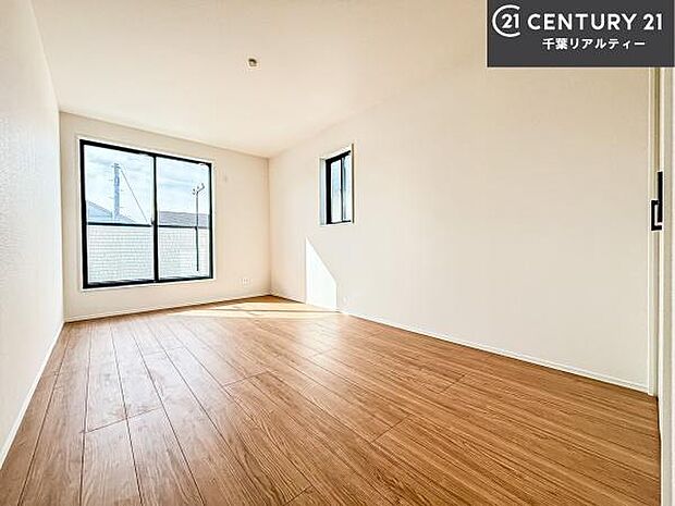 優しい光が差し込む洋室は、朝の目覚めも気持ちが良さそうですね。おうち時間もゆったりと過ごすことができます。優しい色合いのフローリングがどんな家具にもマッチします！