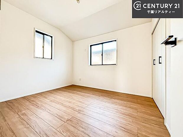 洋室は子供部屋や寝室、色々と用途多彩に利用できますね。収納力もたっぷりなので、広々気持ちよく過ごすことができます。