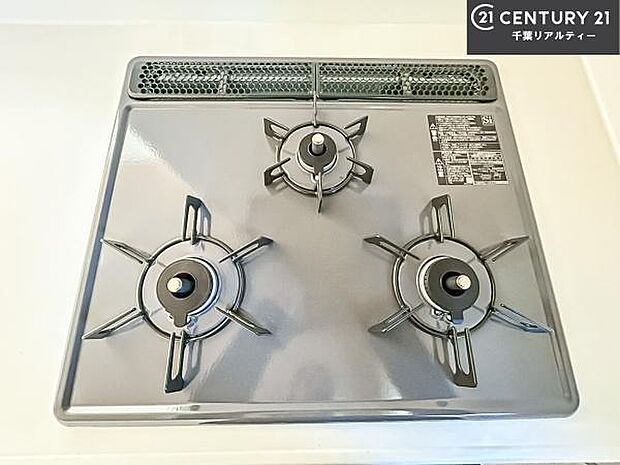 コンロは三口あるのでお料理の同時進行ができます。もちろんグリル付きです。調理スペースも広々している為作業がしやすい！使い勝手が良いシステムキッチンです！