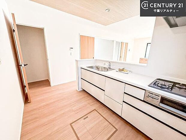 大人気の対面式システムキッチンを採用しています！ご家族のコミュニケーションが自然と増える設計です。お子様にも目が届くので嬉しいですね！広々使えて快適に作業が進みます。