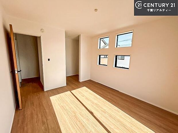 優しい光が差し込む洋室は、朝の目覚めも気持ちが良さそうですね。おうち時間もゆったりと過ごすことができます。優しい色合いのフローリングがどんな家具にもマッチします！