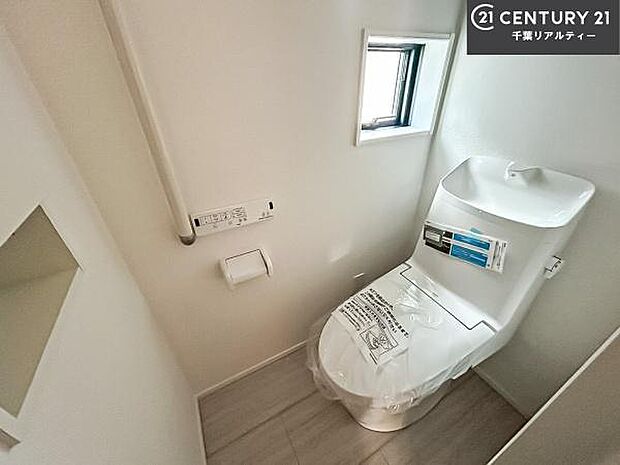 1・2階にトイレがございます！朝の忙しい時間帯も待たずにすみそうですね。白を基調とした清潔感のあるトイレでお手入れがしやすいです！