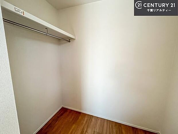 ウォークインクローゼット付きです。たくさんのお洋服などを収納しておけそうですね！他にも扇風機や加湿器など季節物の大きな家電も収納できます！