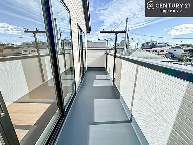 陽当たりの良いバルコニーで、お洗濯物もよく乾きそうですね！お天気の良い日にはバルコニーへ出てリフレッシュするのも気持ちよさそうです。