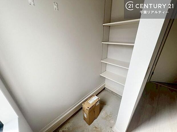 シューズインクローク付きです!シューズだけでなくベビーカーや折り畳み自転車、アウトドア用品もスッキリと片付けられます!