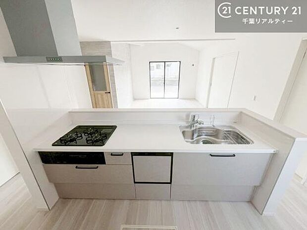 ゆとりある調理スペースで作業がしやすい快適なキッチンです!お子様と一緒にお菓子造りも楽しめる広々スペースです。楽しい調理時間になりそうですね!