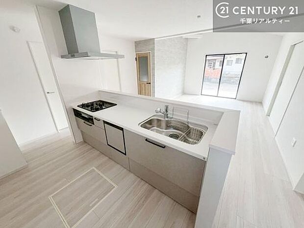 大人気の対面式システムキッチンを採用しています!ご家族のコミュニケーションが自然と増える設計です。お子様にも目が届くので嬉しいですね!広々使えて快適で作業が進みます。