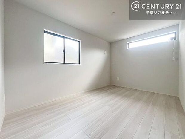 掃き出し窓がないお部屋は、お子様のお部屋としても安心です!収納スペースも充実しているので散らかったお部屋をサッと片付けられます!