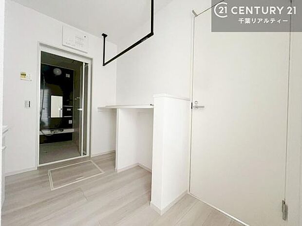 ランドリールーム付き!広々しているので洗濯機のほかに日用品の収納ラック等のスペースも生まれます!生活がしやすい間取り!