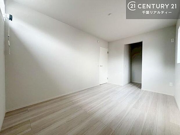 シンプルにデザインされているため、家具を選びません!お気に入りの家具を置いてくつろげる空間を作ることができます。